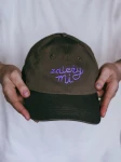 CZAPKA Z DASZKIEM "ZALEŻY MI"
