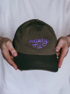 CZAPKA Z DASZKIEM "ZALEŻY MI"