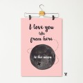 RÓŻOWY PLAKAT KSIĘŻYC Z NAPISEM: "I love you like from here to the moon"